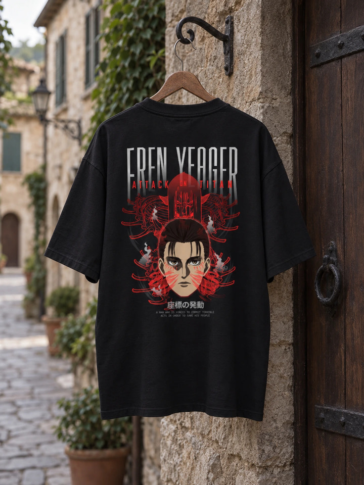 T-shirt oversize di Eren con stampa sul retro, su una gruccia di legno in un ambiente realistico