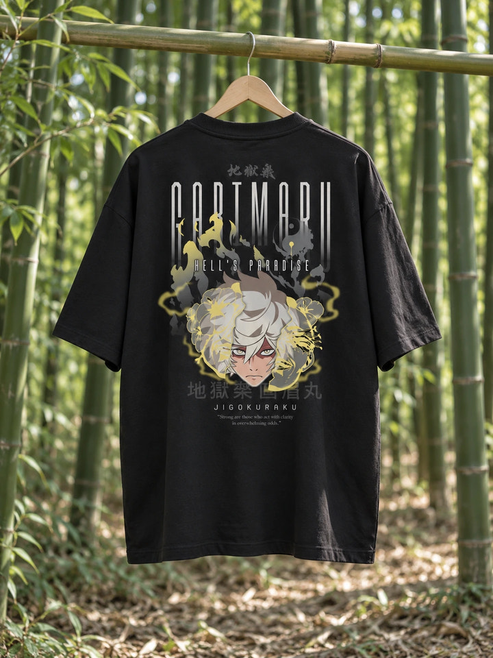 T-shirt oversize di Gabimaru con stampa sul retro, su una gruccia di legno in un ambiente realistico