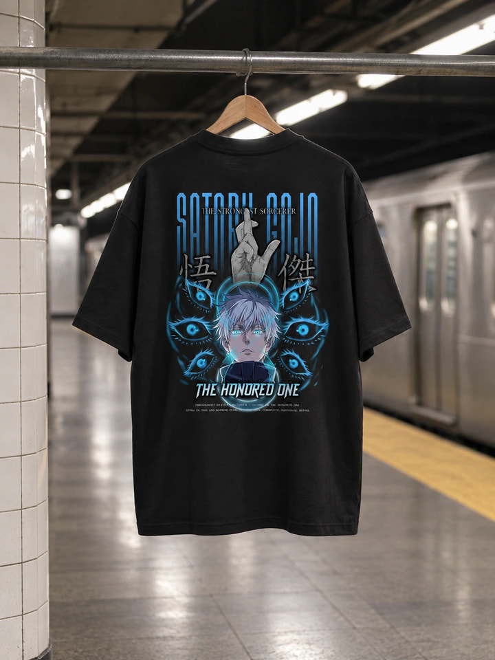 T-shirt oversize di Gojo con stampa sul retro, su una gruccia di legno in un ambiente realistico