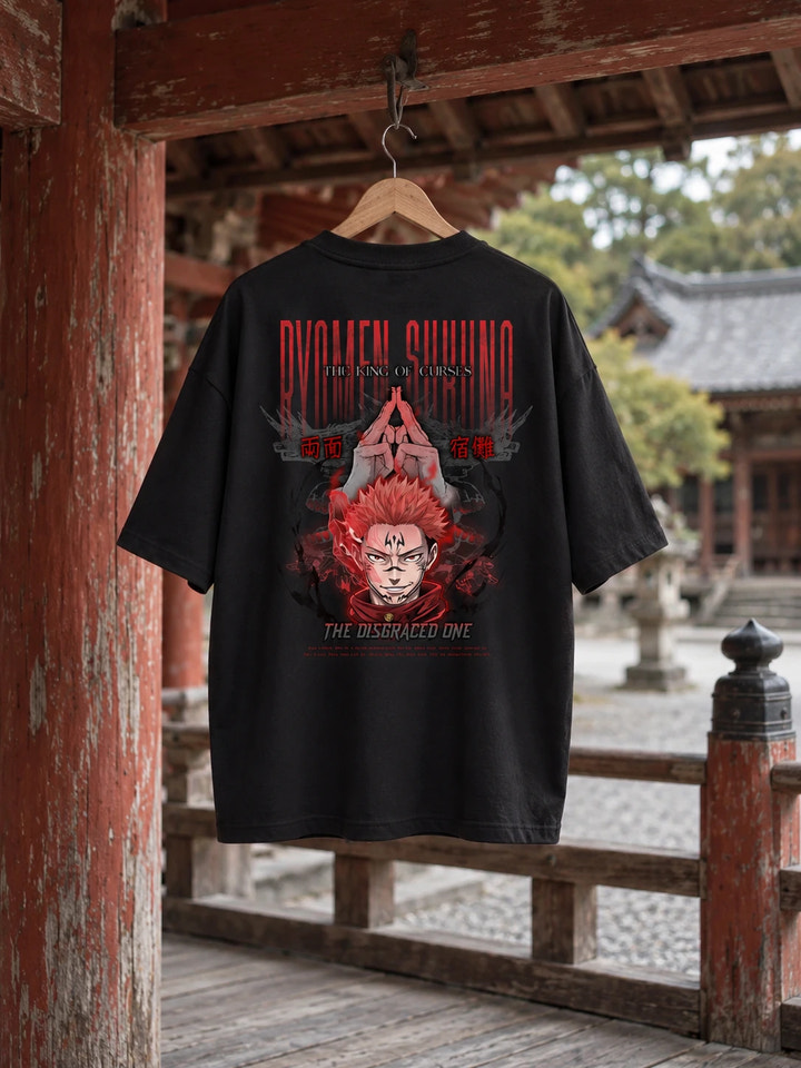 T-shirt oversize di Sukuna con stampa sul retro, su una gruccia di legno in un ambiente realistico