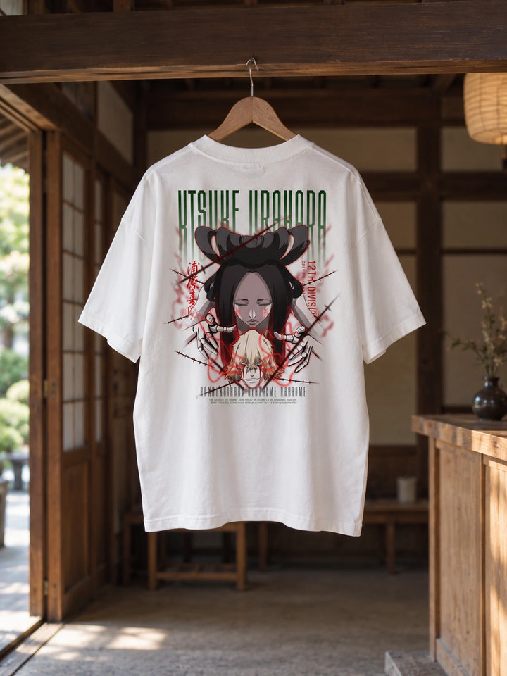 T-shirt oversize di Urahara con stampa sul retro, su una gruccia di legno in un ambiente realistico