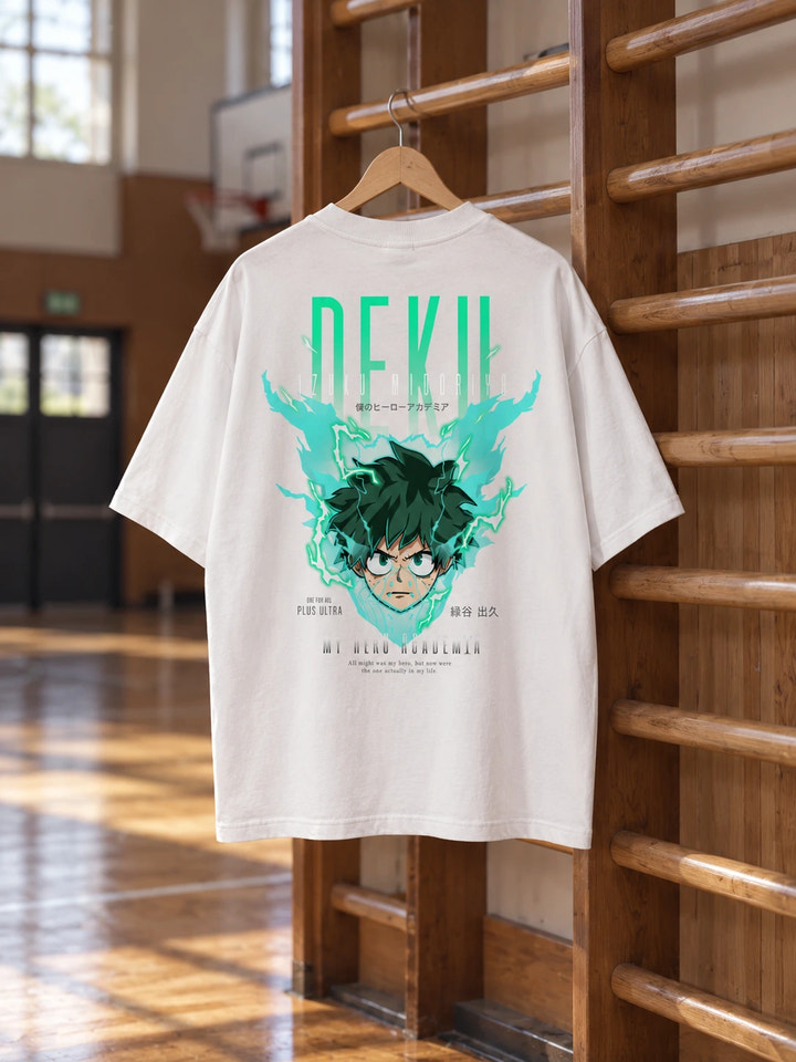 T-shirt oversize di Deku con stampa sul retro, su una gruccia di legno in un ambiente realistico