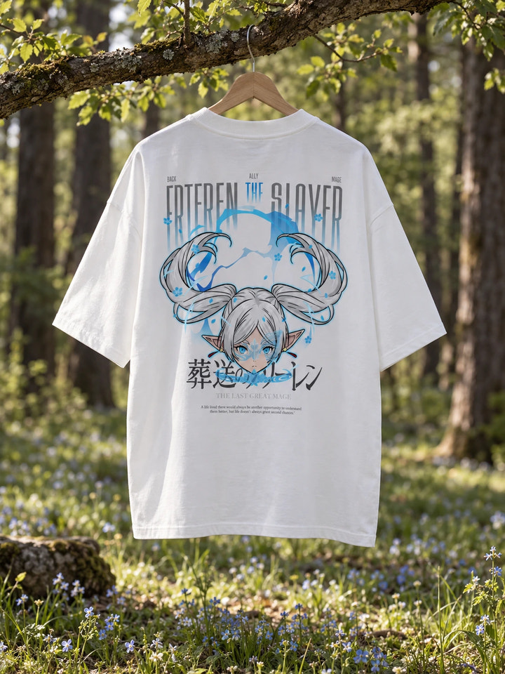 T-shirt oversize di Frieren con stampa sul retro, su una gruccia di legno in un ambiente realistico