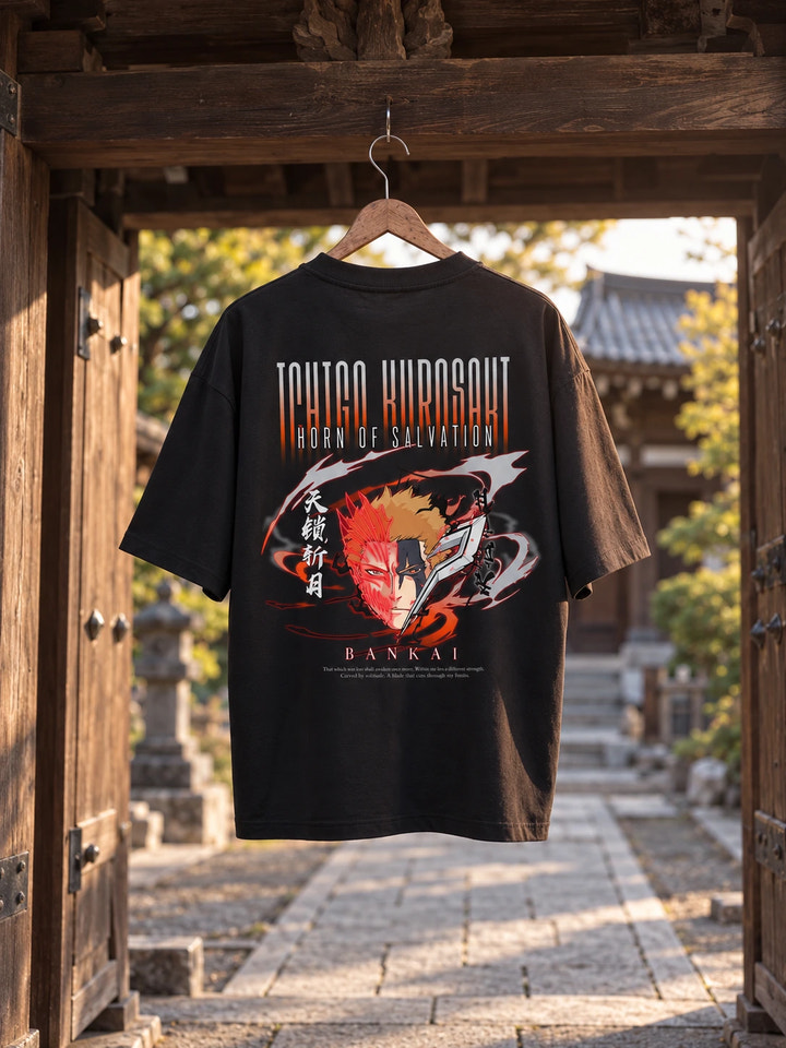 T-shirt oversize di Ichigo con stampa sul retro, su una gruccia di legno in un ambiente realistico