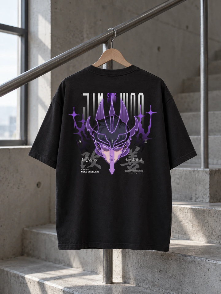 T-shirt oversize di Jin Woo con stampa sul retro, su una gruccia di legno in un ambiente realistico