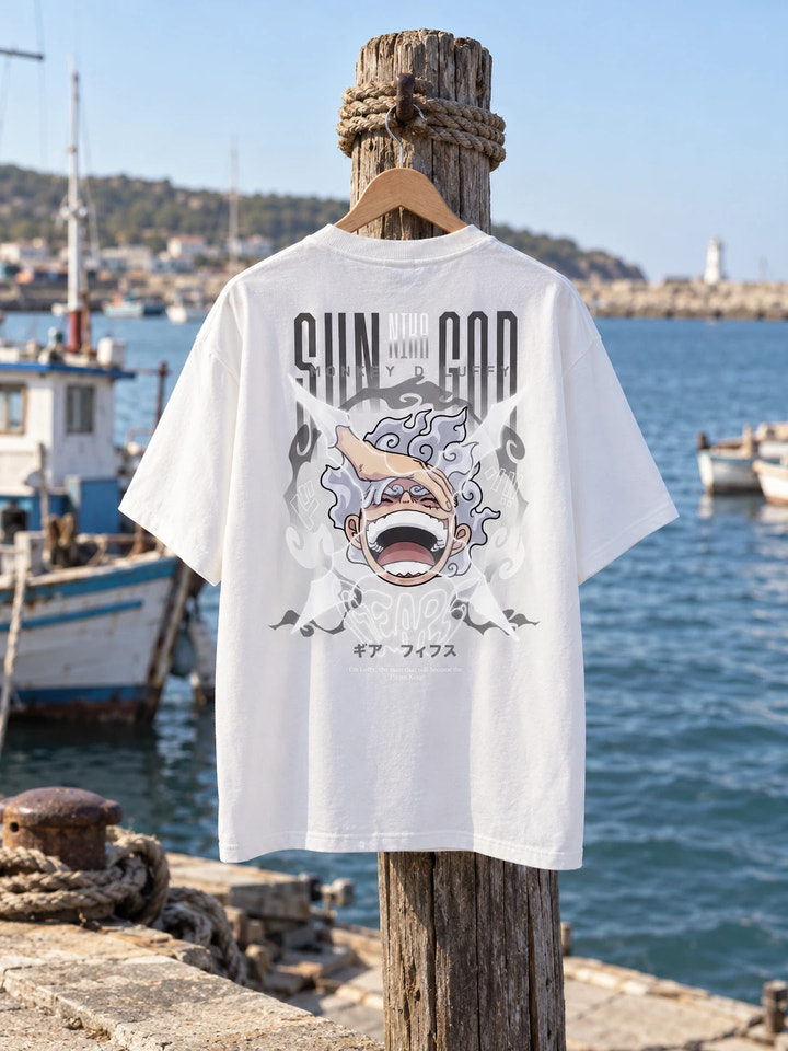 T-shirt oversize di Luffy con stampa sul retro, su una gruccia di legno in un ambiente realistico