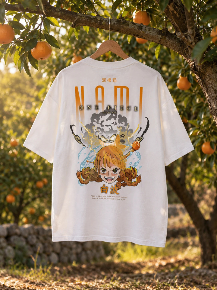 T-shirt oversize di Nami con stampa sul retro, su una gruccia di legno in un ambiente realistico