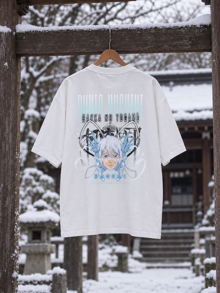 T-shirt oversize di Rukia con stampa sul retro, su una gruccia di legno in un ambiente realistico