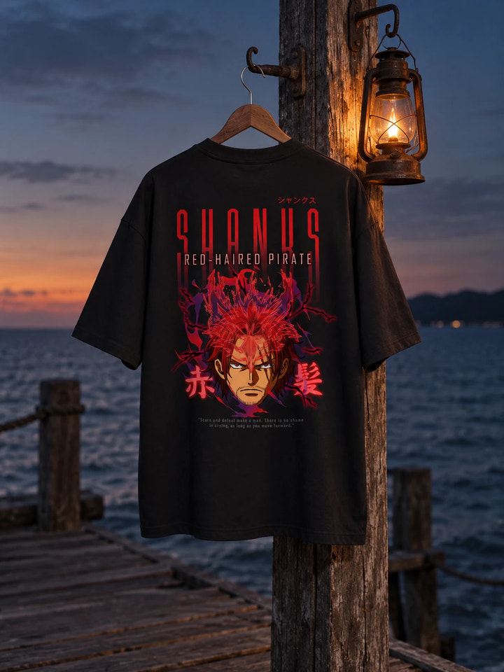 T-shirt oversize di Shanks con stampa sul retro, su una gruccia di legno in un ambiente realistico