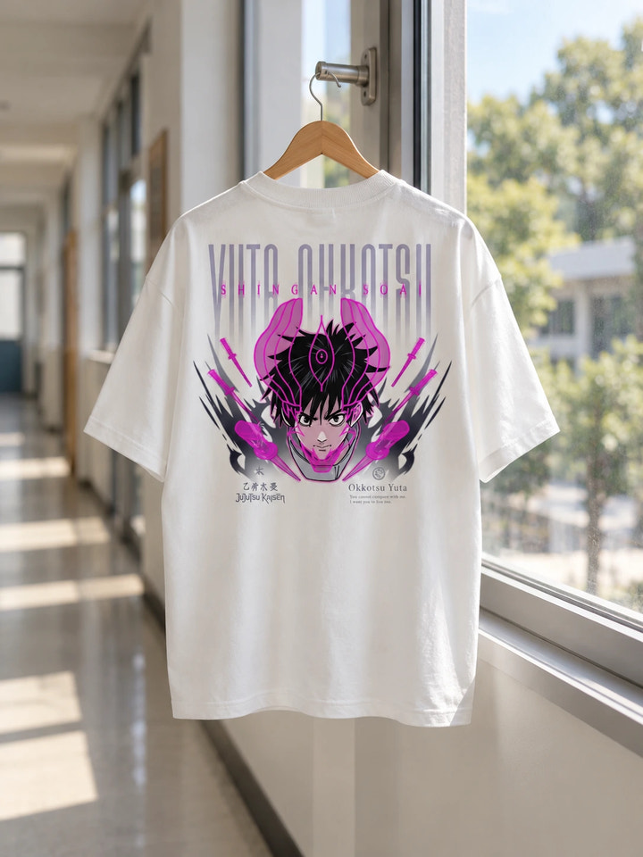 T-shirt oversize di Yuta con stampa sul retro, su una gruccia di legno in un ambiente realistico