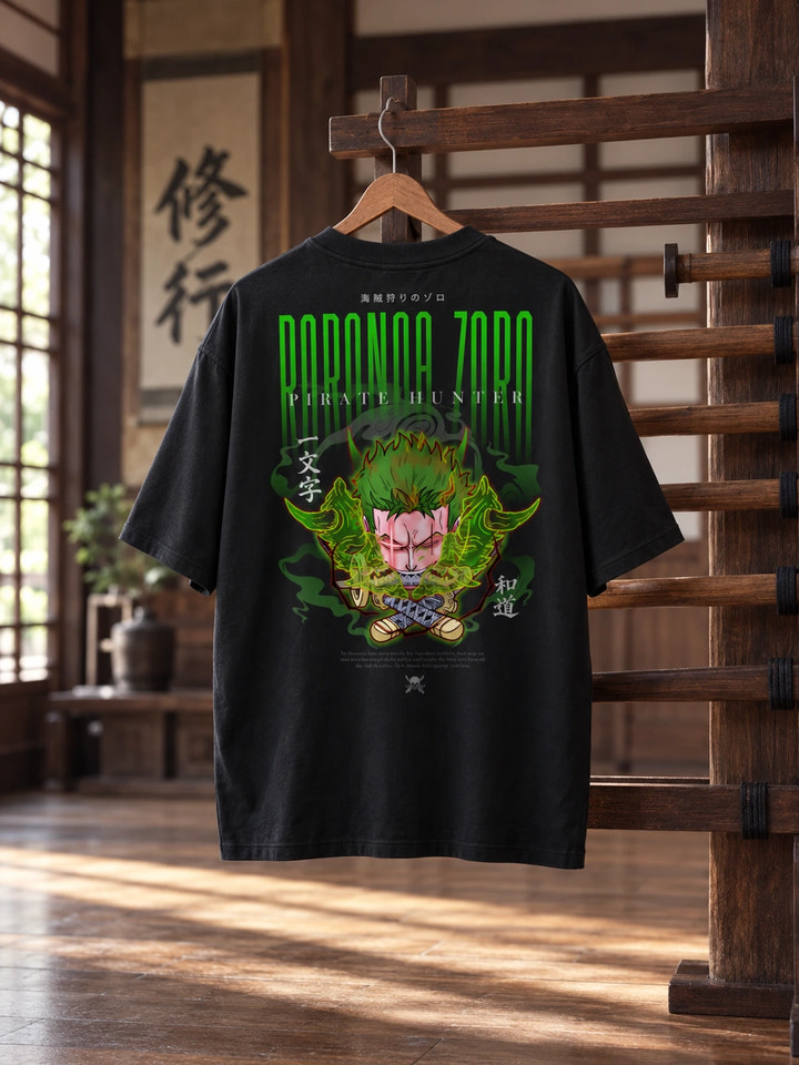 T-shirt oversize di Zoro con stampa sul retro, su una gruccia di legno in un ambiente realistico